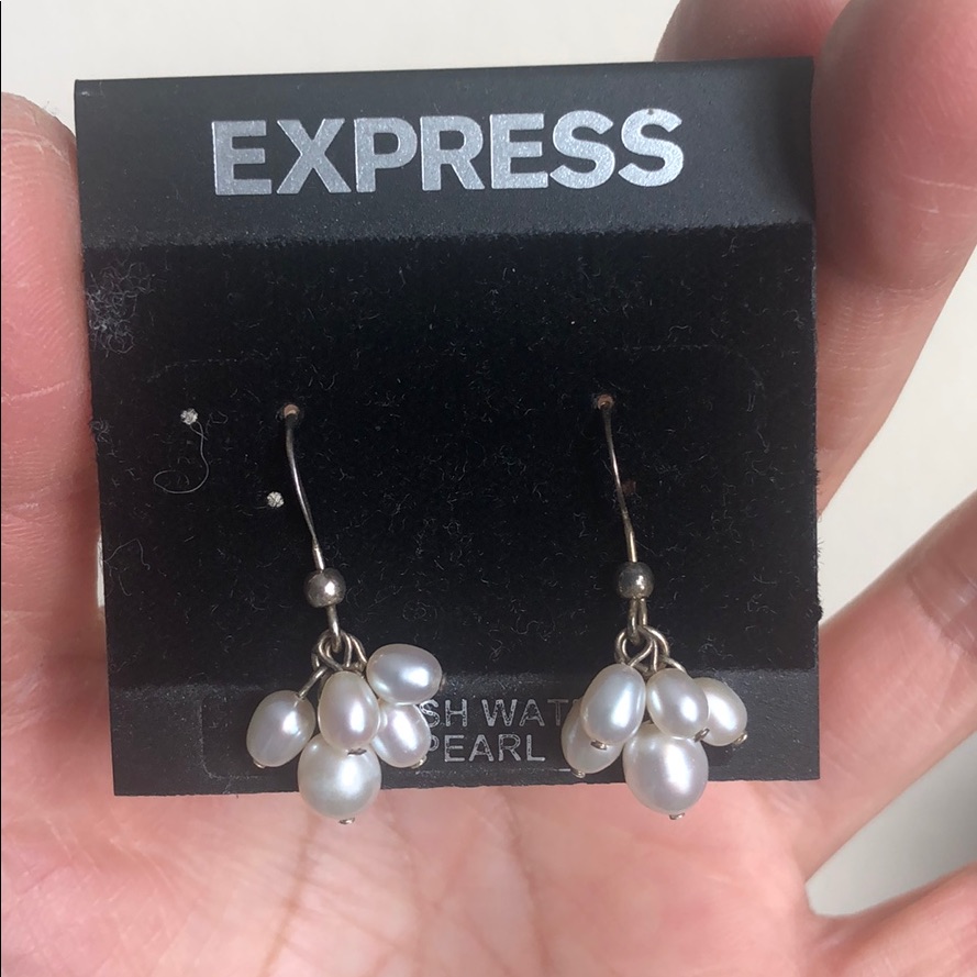 Freshwater Pearl Earrings 8$